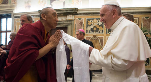 Antipapa Francisco com um pagão budista, Novembro de 2016.
