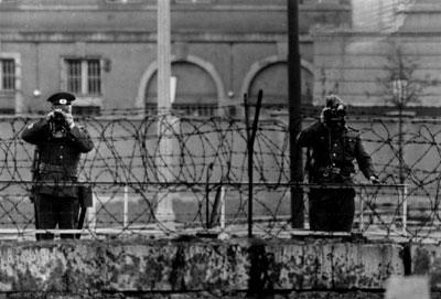 Guardas no muro de Berlim
