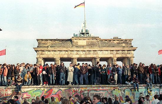 Pessoas no Muro de Berlim