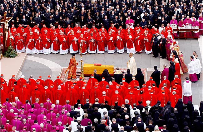 Cardeais (de escarlate, no topo) e bispos (de púrpura, em baixo) no Vaticano
