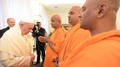 Antipapa Francisco a rezar em conjunto com pagãos budistas