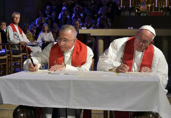 Francisco a assinar uma declaração conjunta notoriamente herética num templo protestante com o presidente da Federação Luterana Mundial