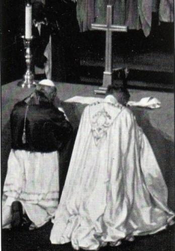 João Paulo II a orar lado-a-lado com o herege e cismático «arcebispo» anglicano de Canterbury, que não é mais que um leigo que se faz passar por bispo