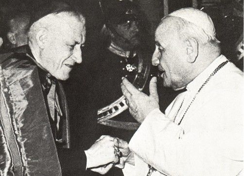 O Antipapa João XXIII com o «cardeal» Richard Cushing de Boston ― Um homem que dizia que o dogma fora da Igreja Não Há Salvação é uma «tolice», e que uma vez recebeu o título de homem do ano da B’nai Brith (maçonaria judaica). Observe também o que é possivelmente um aperto de mão maçónico.