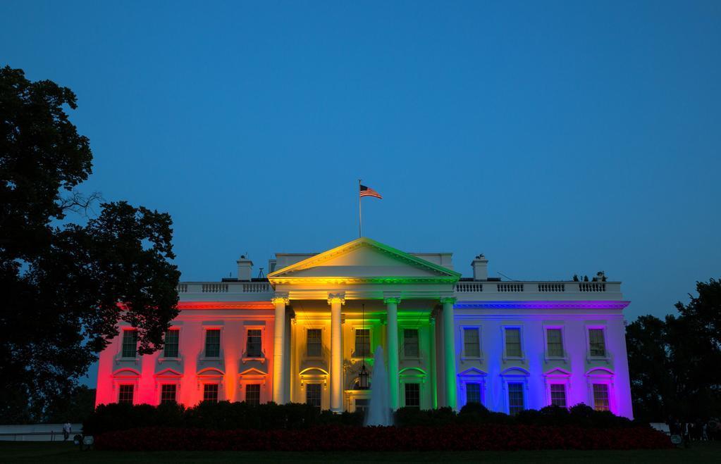 A Casa Branca a ser iluminada pelas cores do movimento «LGBTQ»