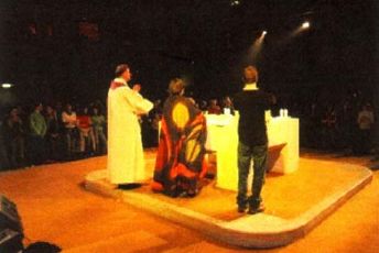 O virar do altar, e a sua substituição por uma mesa que fica de frente para o homem, substitui o culto do Deus pelo culto do homem.