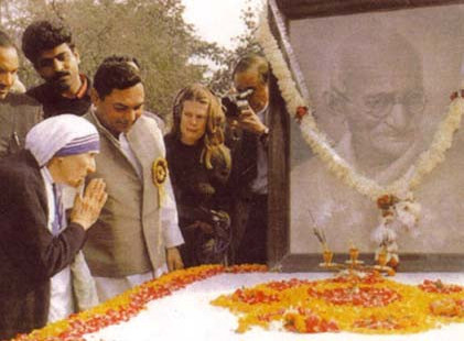 Madre Teresa a venerar o hindú Gandhi