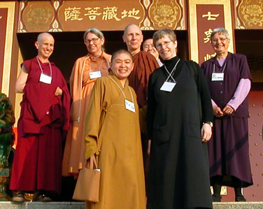 A apóstata Mary Margaret Funk com budistas