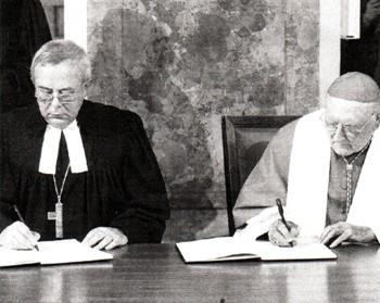 Com a aprovação de João Paulo II, em 31 de Outubro de 1999, o «Cardeal» Edward Cassidy e o «Bispo» luterano Christian Krause assinam a Declaração Conjunta sobre a Doutrina da Justificação em Augsburgo, Alemanha