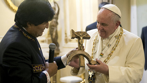 Fracisco recebe do presidente da Bolívia um blasfemo ‘crucifixo’ em forma de foice e martelo