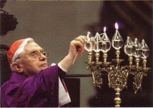 Antipapa Bento XVI acende uma menorah durante a missa.