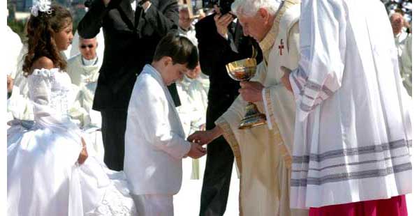 Bento XVI dá 'comunhão' na mão.