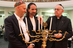 Antipapa Francisco acende menorah