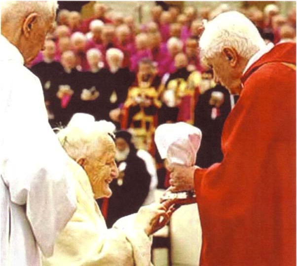 O Antipapa Bento XVI a dar Comunhão ao herege Roger Schultz