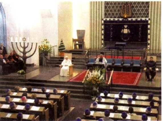 Bento XVI na sinagoga dos judeus, tomando parte activa num culto judaico