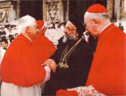 Bento XVI como “cardeal” reunindo-se com o patriarca sírio cismático Zakka em 1984