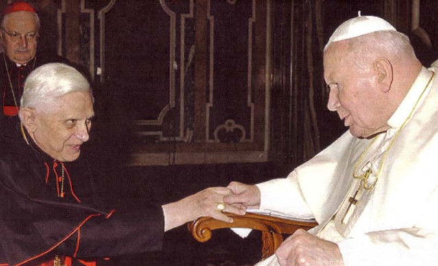 Bento XVI com João Paulo II, que também louvou o islão.