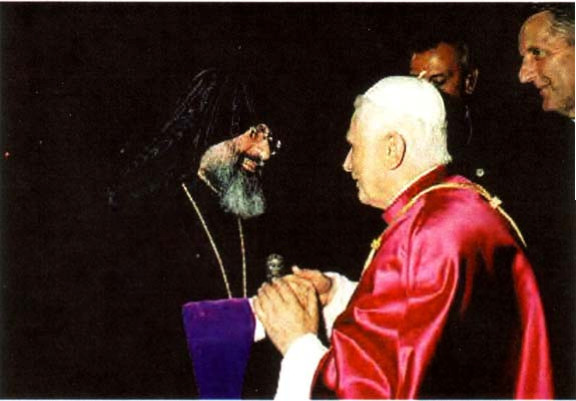Bento XVI com o patriarca cismático Mesrob II, chefe da seita cismática “ortodoxa” turca arménia, que rejeita o papado