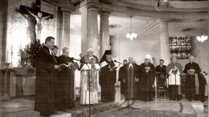 Bento XVI em oração comum durante um encontro ecuménico num templo dos luteranos
