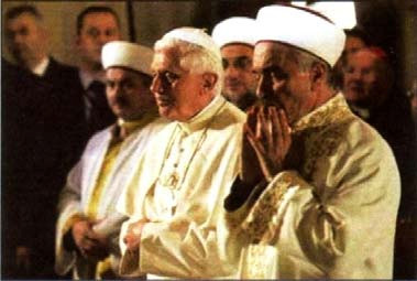 Bento XVI rezou como os muçulmanos em direcção a Meca na mesquita.