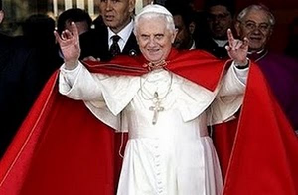 Bento XVI a fazer o duplo sinal do Diabo, o el Diablo.