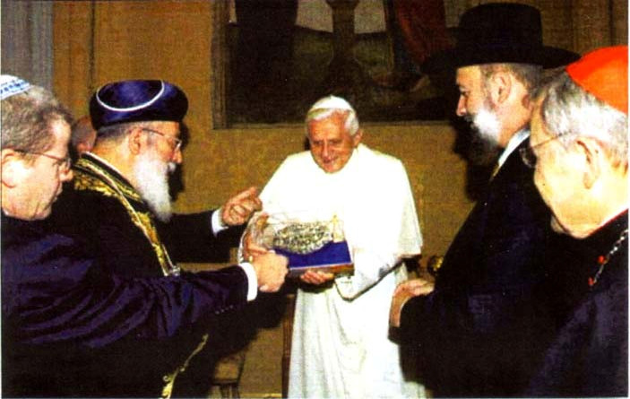 Bento XVI troca prendas com rabinos judeus.