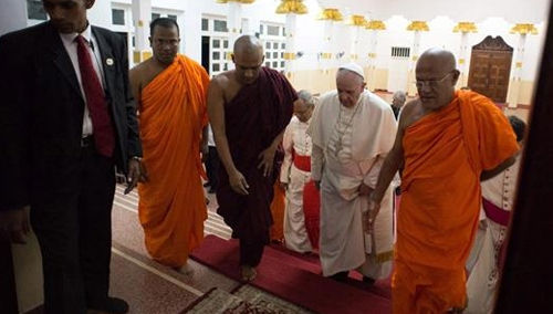 Francisco visita Templo Budista no Sri Lanka