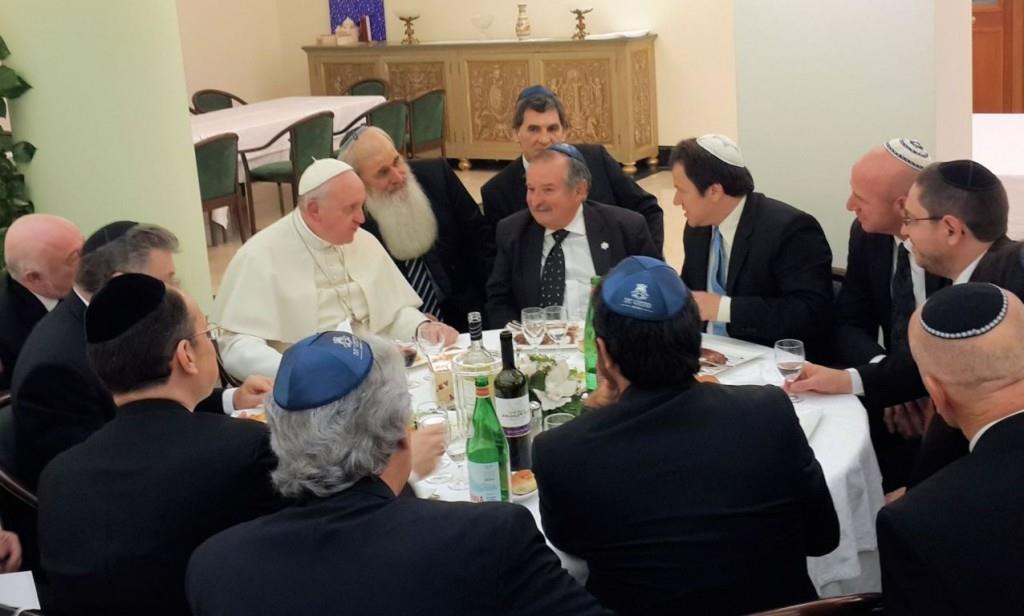 O Antipapa Francisco com os líderes judeus argentinos num almoço kosher e oração conjunta