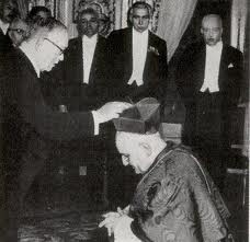 João XXIII recebe o barrete de Vincent Auriol