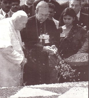 João Paulo II atira flores sobre o túmulo de Gandhi