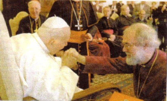 João Paulo II a beijar o anel de Rowam Williams, líder da seita anglicana