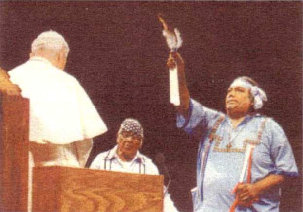 João Paulo II a ser “benzido” num ritual pagão por um índio xamã em 1987