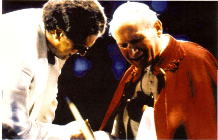 O maestro judeu Gilbert Levine com João Paulo II