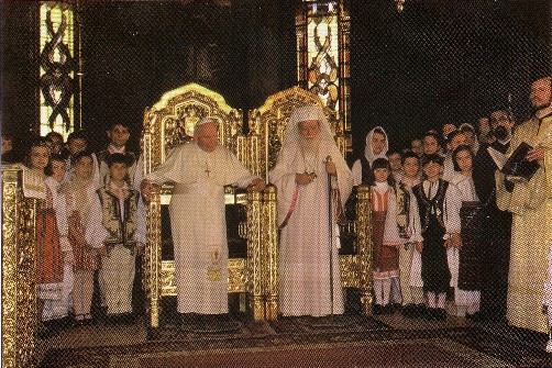 João Paulo II e o patriarca cismático Teoctist com as suas cadeiras ao mesmo nível