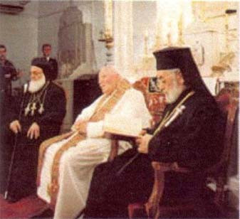 João Paulo II na catedral “ortodoxa”síria de São Jorge com os patriarcas cismáticos Zakka I e Inácio IV