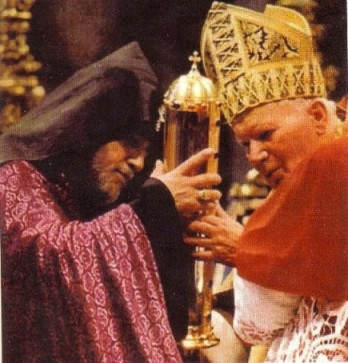 João Paulo II dá uma relíquia de São Gregório o Iluminador a Karekin II