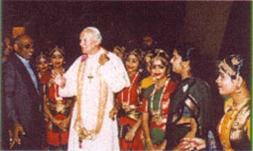 Meninas cantoras convidaram João Paulo II para uma dança voodoo de ‘indução de transe.’