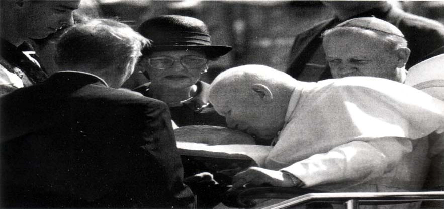 João Paulo II a venerar um pedaço de pão?!