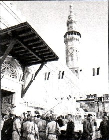 João Paulo II entrando na “Grande Mesquita dos Omíadas” de Damasco, no dia 6 de Maio de 2001.