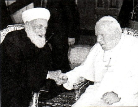 João Paulo II na mesquita com o infiel Grão-Mufti Ahmad Kuftaro.