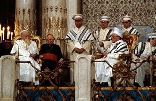 João Paulo II na sinagoga com os judeus