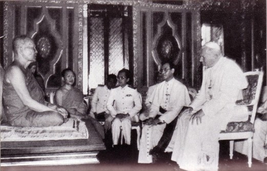 João Paulo II no templo budista