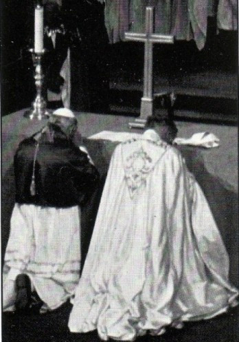 João Paulo II a orar lado-a-lado com o herege e cismático “arcebispo” anglicano de Canterbury
