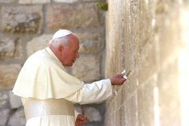 João Paulo II rezando no Muro das Lamentações