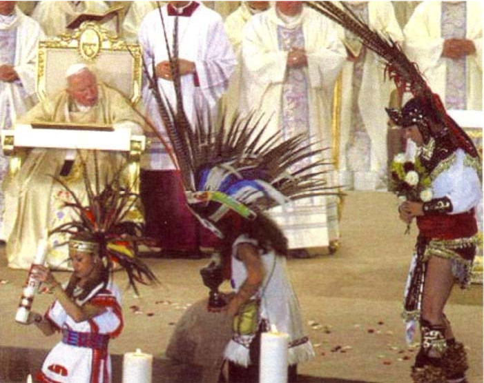 ‘Missa’ de João Paulo II na Cidade do México em 2002, que incorporou os costumes da cultura demoníaca asteca.