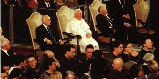 João Paulo II sentado ao lado do rabino judeu para o concerto do Holocausto (um serviço de oração judaica) no Vaticano