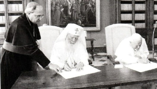 João Paulo II e Teoctist (o patriarca cismático da Roménia) numa declaração conjunta