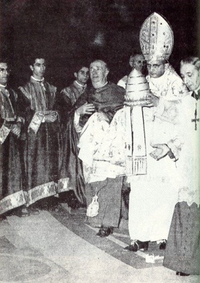 Paulo VI desfazendo-se da tiara papal