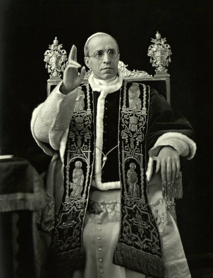 O Papa Pio XII estava a referir-se aos que cardeais que sofreram excomunhão por outra razão que não heresia.