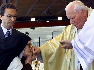 A falsa Irmã Lúcia a beijar a mão de João Paulo II depois da 'Comunhão'.